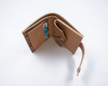 Kép betöltése a galériamegjelenítőbe: Vedere din interior a portofelului maro din piele naturală, cu inserții de piele de șarpe și organizare practică pentru carduri și bancnote.