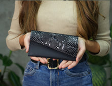 Kép betöltése a galériamegjelenítőbe: Portofel piele dama negru texturat, portofel minimalist, tinut in mana, elegant si practic