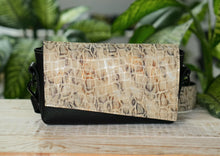 Kép betöltése a galériamegjelenítőbe: Bőr crossbody táska