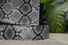 Kép betöltése a galériamegjelenítőbe: Bőr crossbody táska