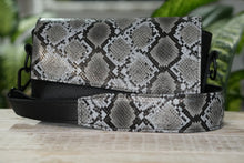 Kép betöltése a galériamegjelenítőbe: Bőr crossbody táska