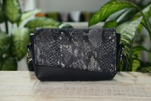 Kép betöltése a galériamegjelenítőbe: Bőr crossbody táska