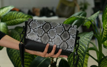 Kép betöltése a galériamegjelenítőbe: Bőr crossbody táska