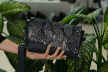 Kép betöltése a galériamegjelenítőbe: Bőr crossbody táska