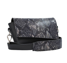 Kép betöltése a galériamegjelenítőbe: Bőr crossbody táska