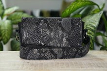 Kép betöltése a galériamegjelenítőbe: Bőr crossbody táska