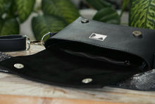 Kép betöltése a galériamegjelenítőbe: Bőr crossbody táska