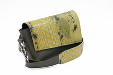 Kép betöltése a galériamegjelenítőbe: Bőr crossbody táska