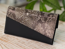 Încărcați imaginea în vizualizatorul Galeriei, Portofel din piele