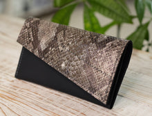 Încărcați imaginea în vizualizatorul Galeriei, Portofel din piele