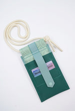 Kép betöltése a galériamegjelenítőbe: Bőr telefon- és kártyatartó