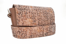 Încărcați imaginea în vizualizatorul Galeriei, Geantă crossbody din piele
