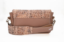 Încărcați imaginea în vizualizatorul Galeriei, Geantă crossbody din piele
