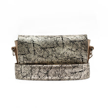 Kép betöltése a galériamegjelenítőbe: Bőr crossbody táska
