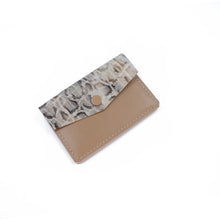 Kép betöltése a galériamegjelenítőbe: Bőr kártyatartó
