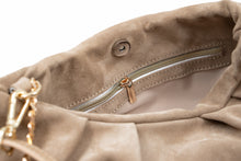 Încărcați imaginea în vizualizatorul Galeriei, Prim-plan cu o geantă bej, având detaliu cu lanț auriu.

