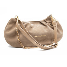 Încărcați imaginea în vizualizatorul Galeriei, Geantă bej din piele cu curea tip lanț aurie, pe fundal alb – elegantă, rafinată, de damă, accesoriu de lux.

