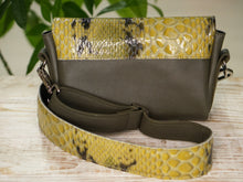 Kép betöltése a galériamegjelenítőbe: Bőr crossbody táska
