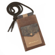 Kép betöltése a galériamegjelenítőbe: Bőr telefon- és kártyatartó
