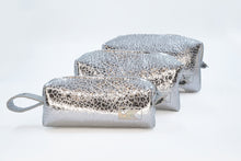Încărcați imaginea în vizualizatorul Galeriei, Geantă cosmetice din piele
