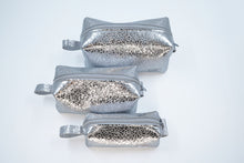 Încărcați imaginea în vizualizatorul Galeriei, Geantă cosmetice din piele
