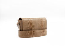Încărcați imaginea în vizualizatorul Galeriei, Geantă crossbody din piele
