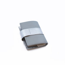 Încărcați imaginea în vizualizatorul Galeriei, Portofel mic din piele
