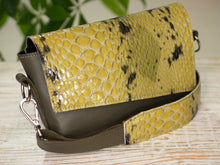 Kép betöltése a galériamegjelenítőbe: Bőr crossbody táska
