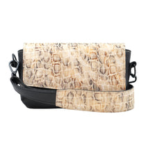 Kép betöltése a galériamegjelenítőbe: Bőr crossbody táska
