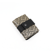 Încărcați imaginea în vizualizatorul Galeriei, Portofel mic din piele
