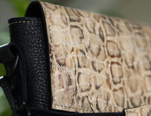 Kép betöltése a galériamegjelenítőbe: Bőr crossbody táska
