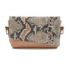 Încărcați imaginea în vizualizatorul Galeriei, Geantă crossbody din piele
