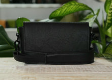 Kép betöltése a galériamegjelenítőbe: Geantă crossbody elegantă pentru femei, realizată din piele neagră de calitate, fotografie din față
