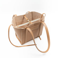 Încărcați imaginea în vizualizatorul Galeriei, Tote bag din piele

