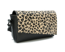 Încărcați imaginea în vizualizatorul Galeriei, Geantă crossbody din piele
