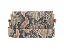 Încărcați imaginea în vizualizatorul Galeriei, Geantă crossbody din piele
