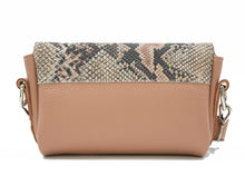 Încărcați imaginea în vizualizatorul Galeriei, Geantă crossbody din piele
