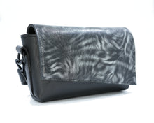 Kép betöltése a galériamegjelenítőbe: Bőr crossbody táska
