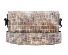 Încărcați imaginea în vizualizatorul Galeriei, Geantă crossbody din piele
