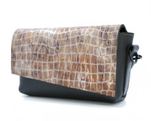 Încărcați imaginea în vizualizatorul Galeriei, Geantă crossbody din piele
