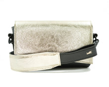 Încărcați imaginea în vizualizatorul Galeriei, Geantă crossbody din piele
