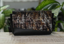 Kép betöltése a galériamegjelenítőbe: Bőr crossbody táska
