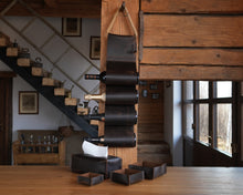 Încărcați imaginea în vizualizatorul Galeriei, Suport sticle de vin din piele
