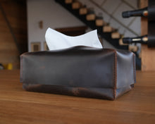 Încărcați imaginea în vizualizatorul Galeriei, Suport sticle de vin din piele
