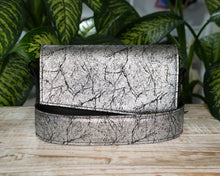 Kép betöltése a galériamegjelenítőbe: Bőr crossbody táska
