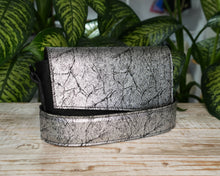 Kép betöltése a galériamegjelenítőbe: Bőr crossbody táska
