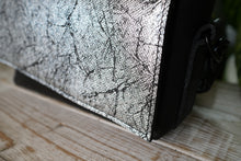 Kép betöltése a galériamegjelenítőbe: Bőr crossbody táska
