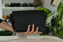 Kép betöltése a galériamegjelenítőbe: Geantă crossbody neagră din piele, ținută în mână, vedere frontală, geantă damă elegantă
