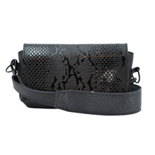Load image into Gallery viewer, Geantă crossbody damă din piele naturală neagră, texturată, cu curea reglabilă și închidere cu fermoar, vedere frontală

