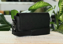 Kép betöltése a galériamegjelenítőbe: Borsetă damă elegantă neagră, cu închidere cu fermoar și detalii minimaliste, vedere laterală
